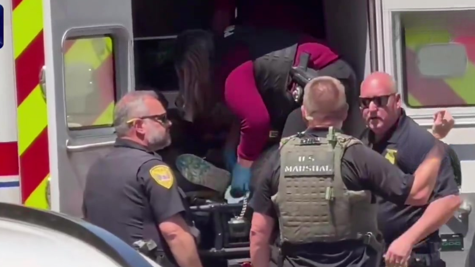 美国佛州大学枪击枪手为副警长之子，枪属于他的母亲