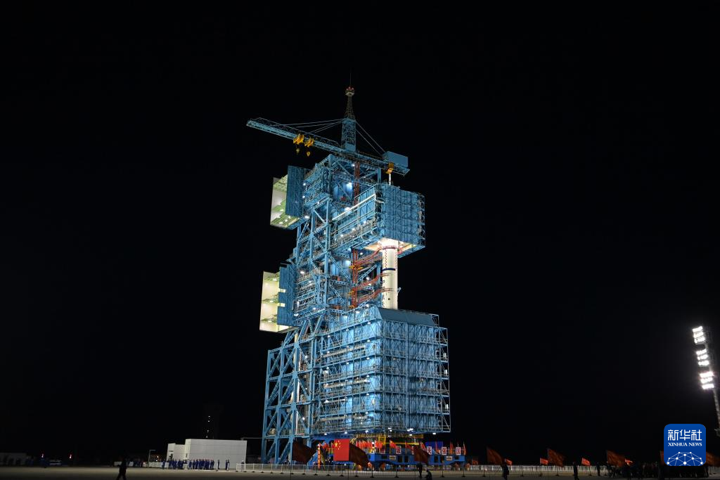 4月16日,神舟二十号载人飞船与长征二号F遥二十运载火箭组合体转运至发射区。新华社发(汪江波 摄)