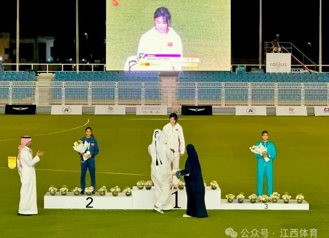 张倩站上最高领奖台(图片来源吉安市教育体育局)