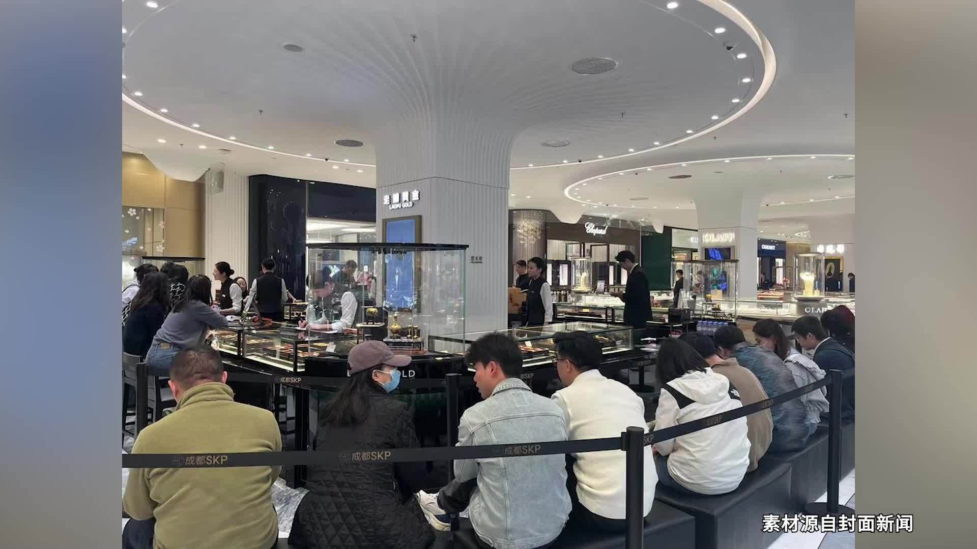金饰破千元，老铺黄金再现排队潮，代购：排队要近一个小时，每天销售额能有十几万