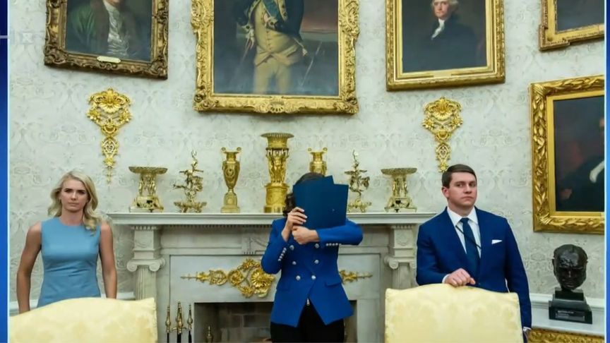 “文件夹挡脸”尴尬现白宫！密歇根州长误被拉进特朗普记者会