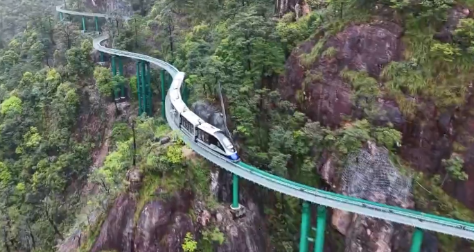 懸崖上也有“動(dòng)車”！江西大覺山景區(qū)何以頻頻出圈？
