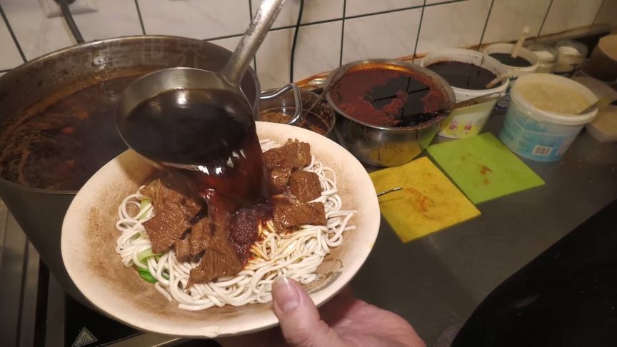 德国街头日卖上千碗的四川牛肉面，有什么讲究？