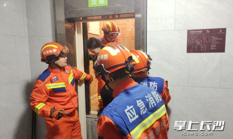 消防员将被困人员救出。 长沙晚报通讯员 曾发标 摄