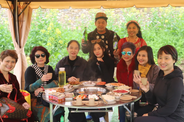 越南游客在金刀峡的油菜花田里吃火锅。 图/北碚区金刀峡镇景区服务中心