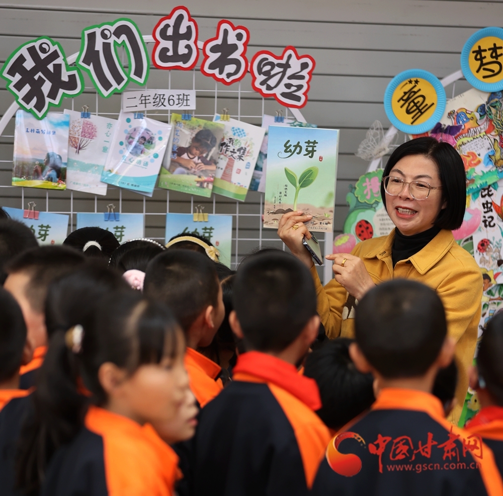 老师鼓励同学们自己制作图书,吸引了众多师生驻足欣赏。