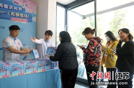 专场活动现场的美食吸引清华大学师生前往品尝。卞正锋 摄