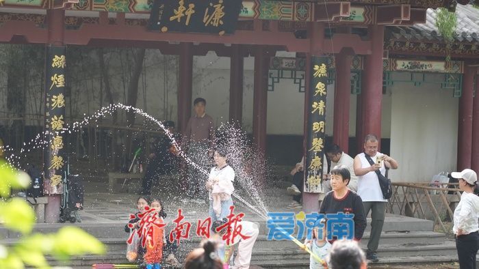 春日如夏，五龙潭公园“清泉石上流”景点成孩子们亲水乐园