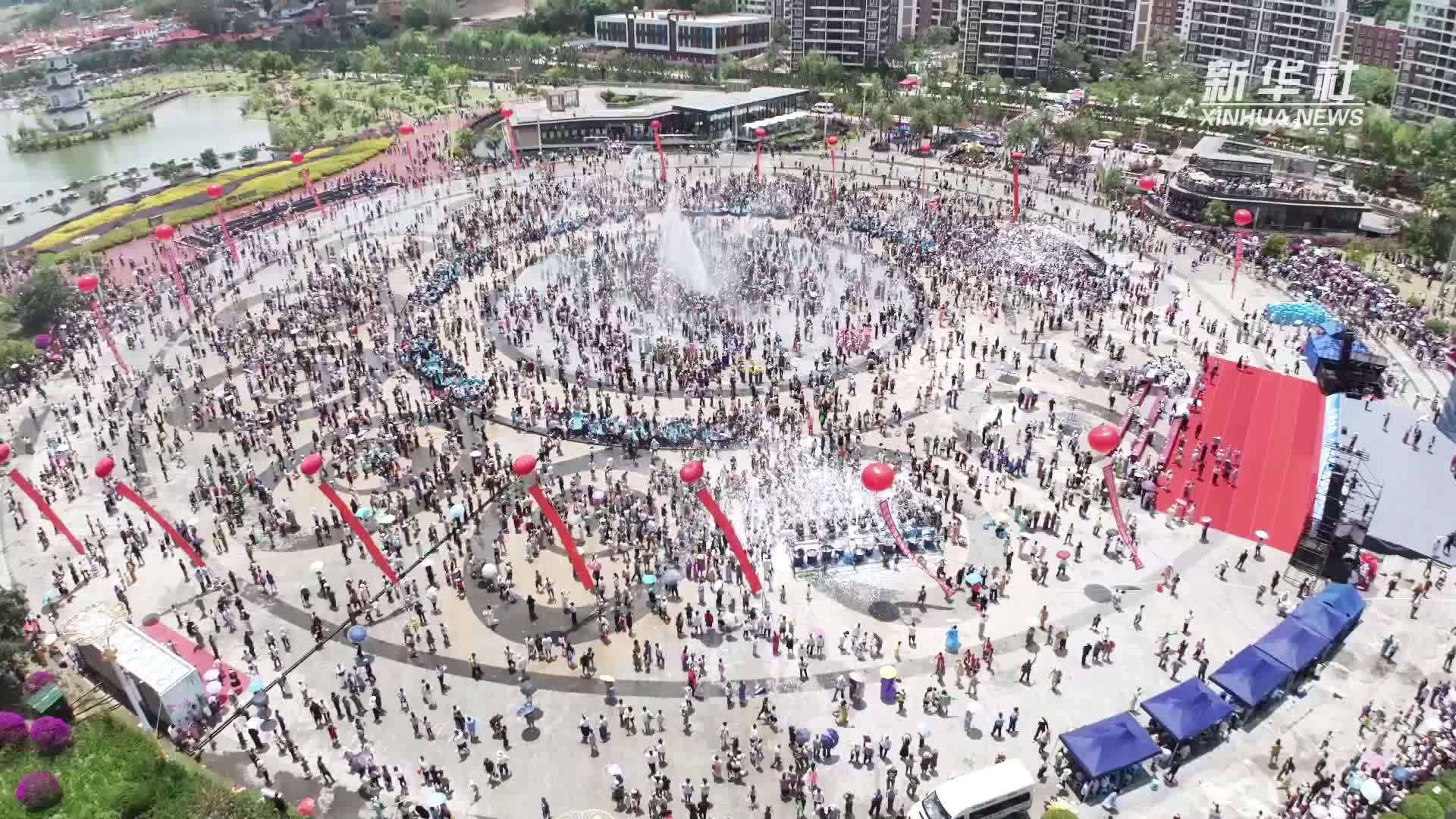 “水”力全开！云南耿马举办泼水节庆祝活动