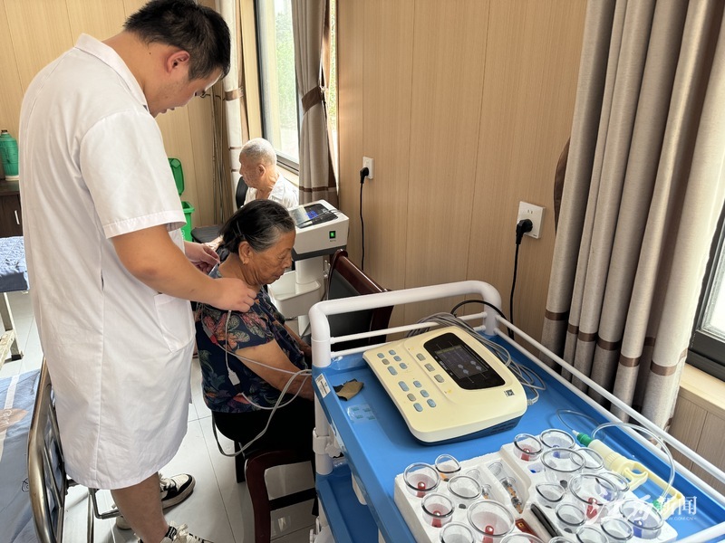 ▲官场村村卫生室配备了多台中医治疗设备，血压计、听诊器、体温计不再是村医的“老三样”。摄影 | 江西日报全媒体记者洪怀峰