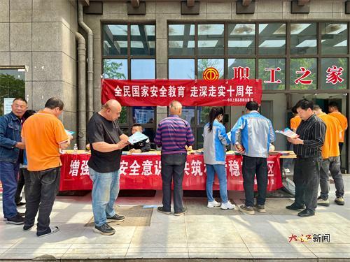 宣传进园区(叶斯妮 摄)