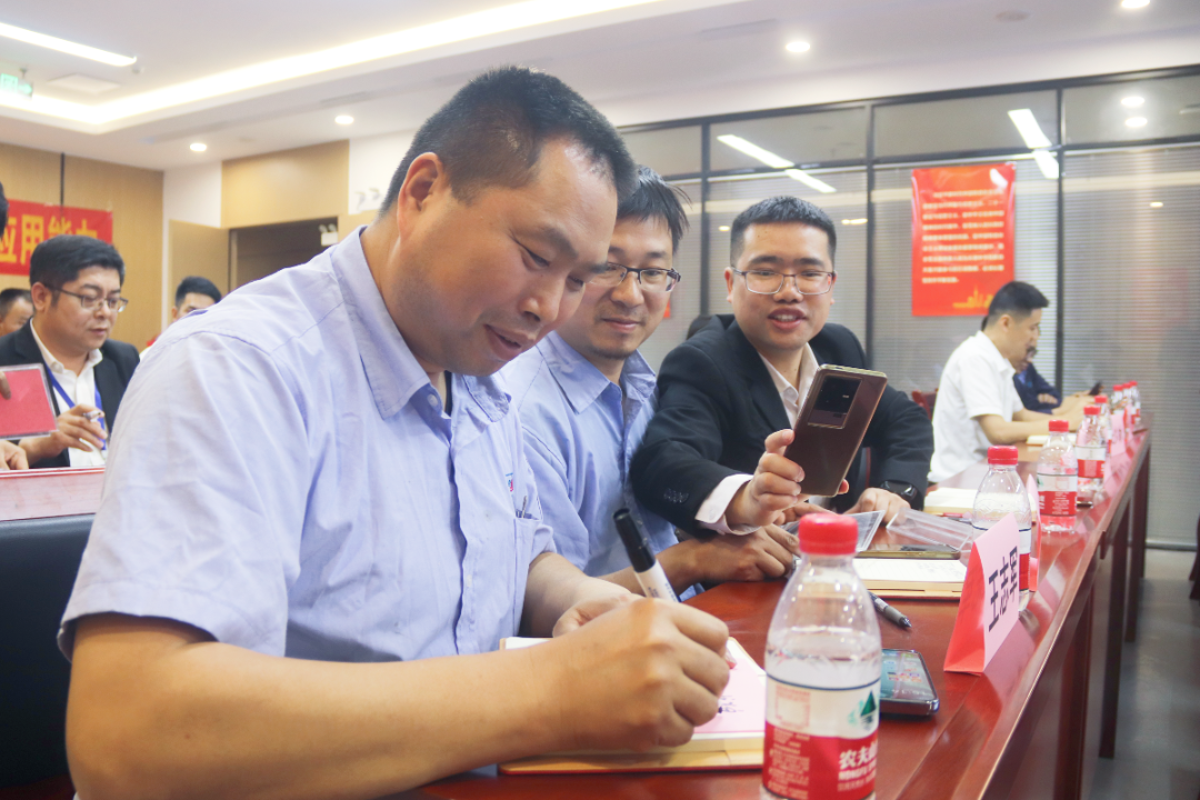 图：培训学员正在积极参与讨论和课堂互动