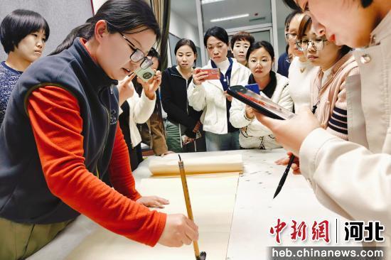 图为老师向学员讲授书法创作技巧。 孙雨蝶 摄