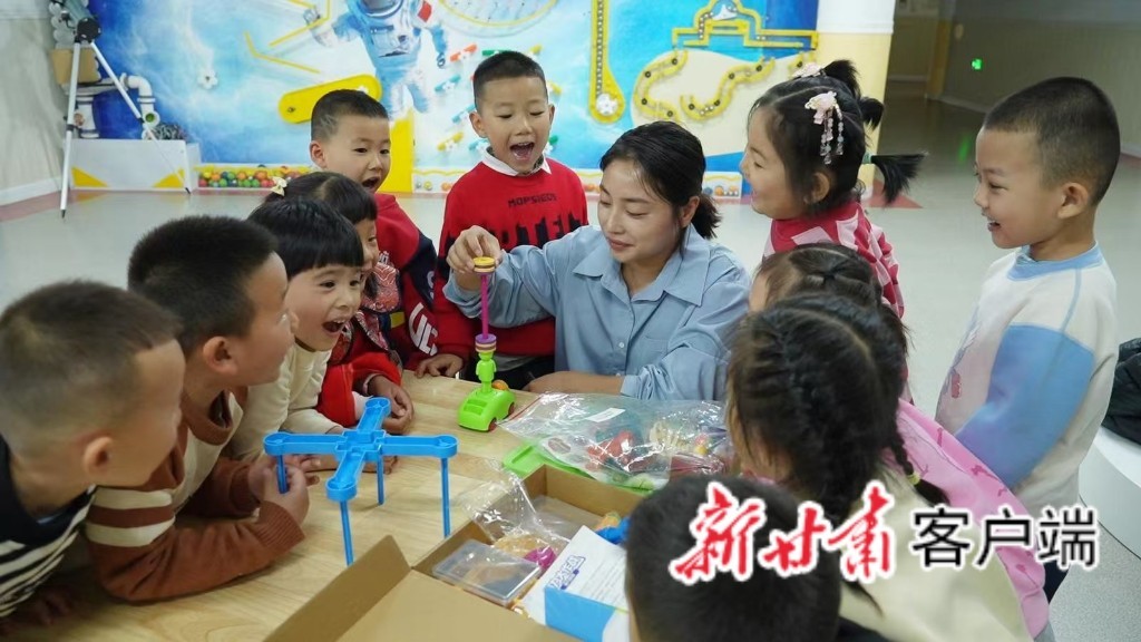 金川区第一幼儿园的孩子们在科技探索大厅上课　新甘肃·甘肃日报通讯员　王新木　摄