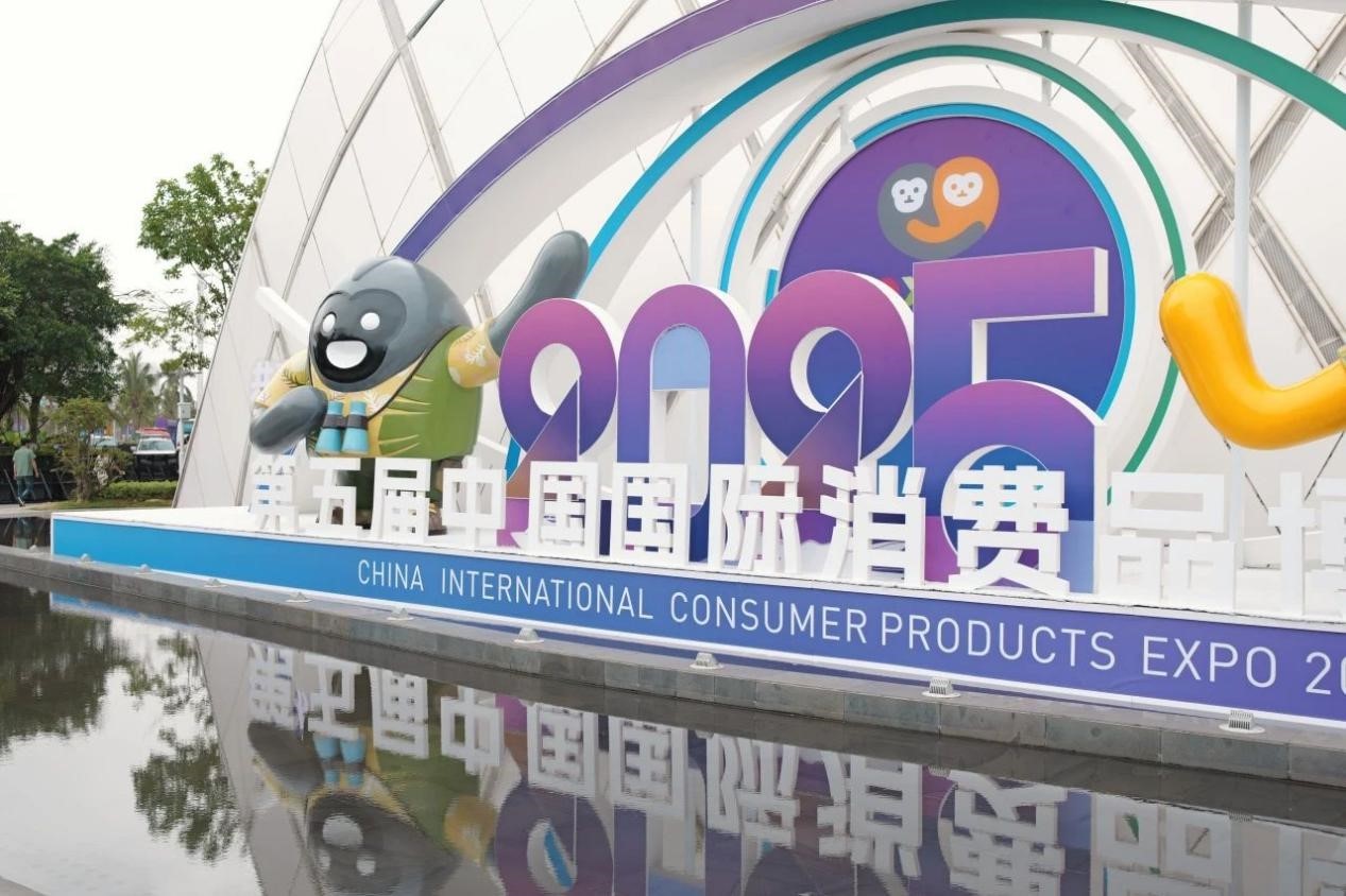 荣泰健康惊艳亮相消博会 “会思考的按摩椅”成关注焦点