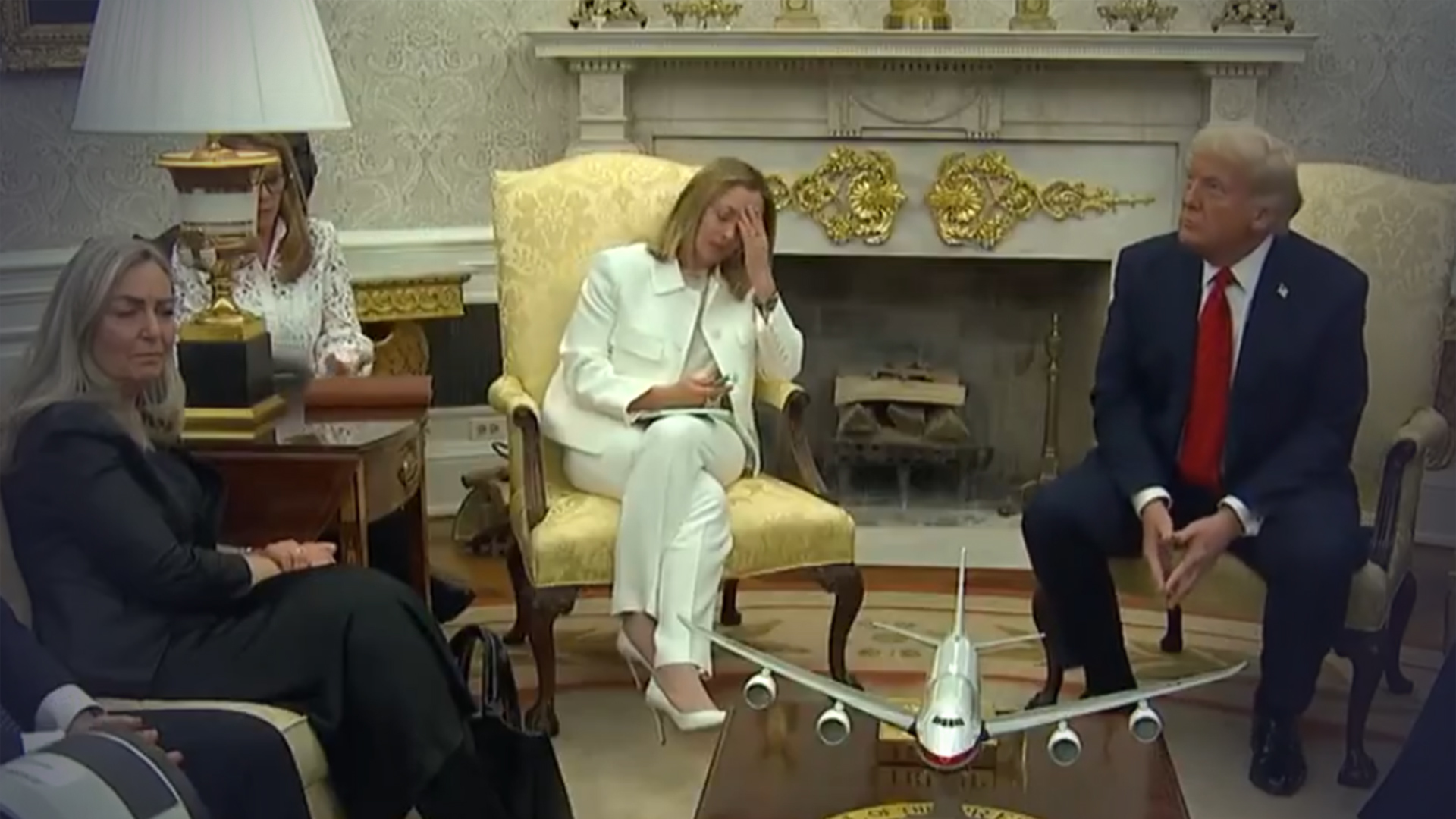 “绷不住了”，梅洛尼与特朗普会谈时捂脸、翻白眼…