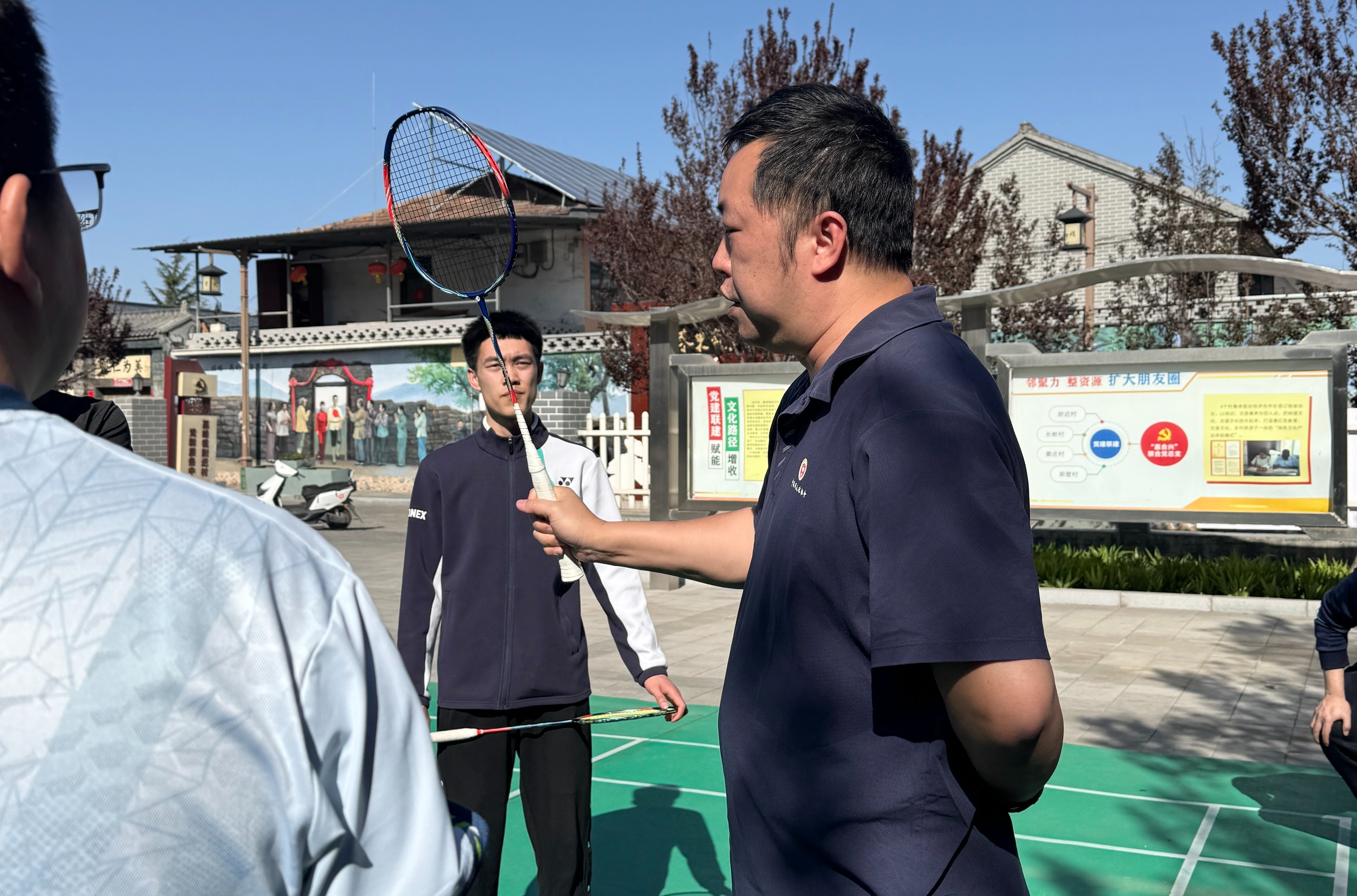 冠军教练陈郁与球友分享握拍姿势