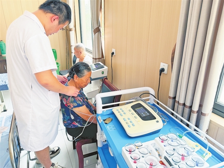 官场村村卫生室配备了多台中医治疗设备。 本报全媒体记者 洪怀峰摄