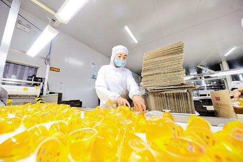 4月6日，在邱县河北康贝尔食品有限公司果冻生产车间，工人正在检查产品包装情况。 孙海峰摄
