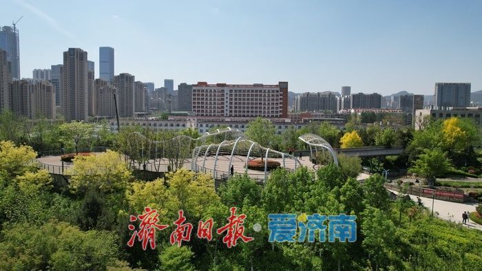 济南茂岭山山体公园绿意盎然，市民乐享绿色生态空间