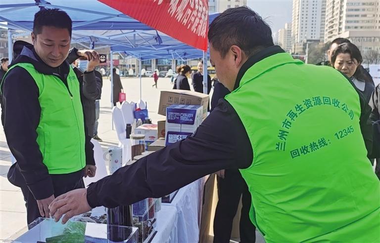 工作人员讲解废弃物回收的价值