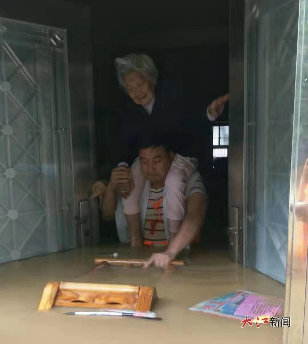 救助受灾群众（受访者 供图）