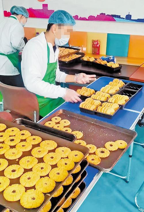 4月8日，在“天使烘焙”残疾人辅助性就业机构，孤独症患者正在分拣刚制作好的糕点。本报记者 孙也达摄