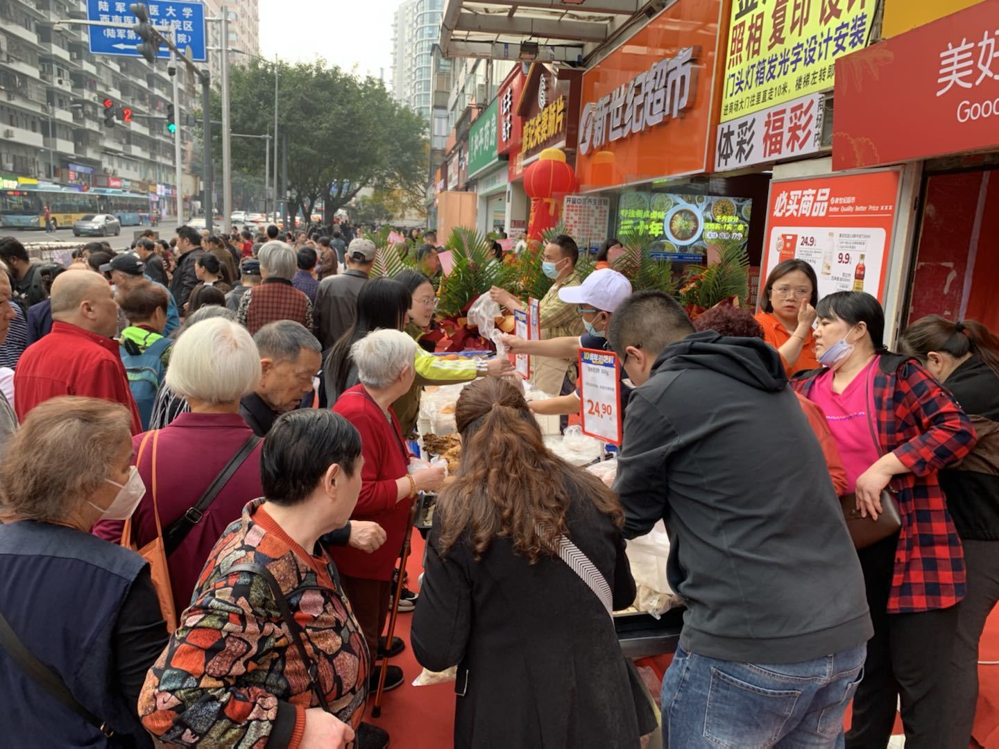 调改升级后的重百新世纪超市门店人气旺。受访者供图
