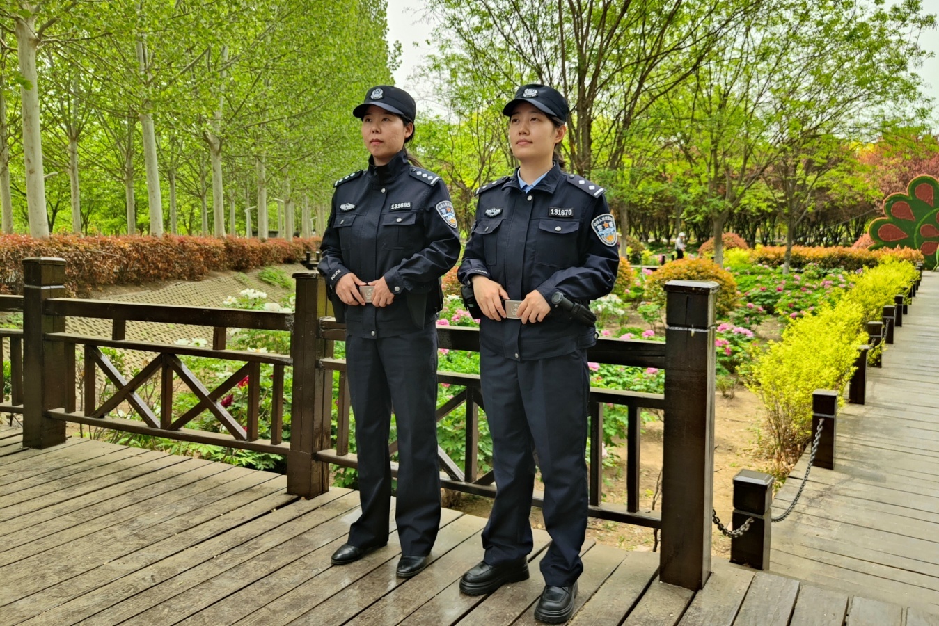 济宁安居牡丹园营业开放 辖区民警赏花区热心护航