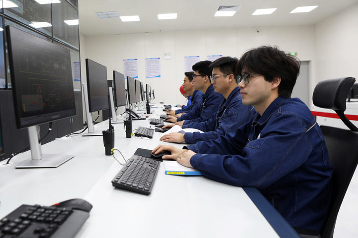 2025年4月8日，在位于甘肃省酒泉市瓜州县的三峡恒基能脉瓜州“双塔一机”光热电站，工作人员在中控室内进行监测调度工作。新华社记者　张睿　摄