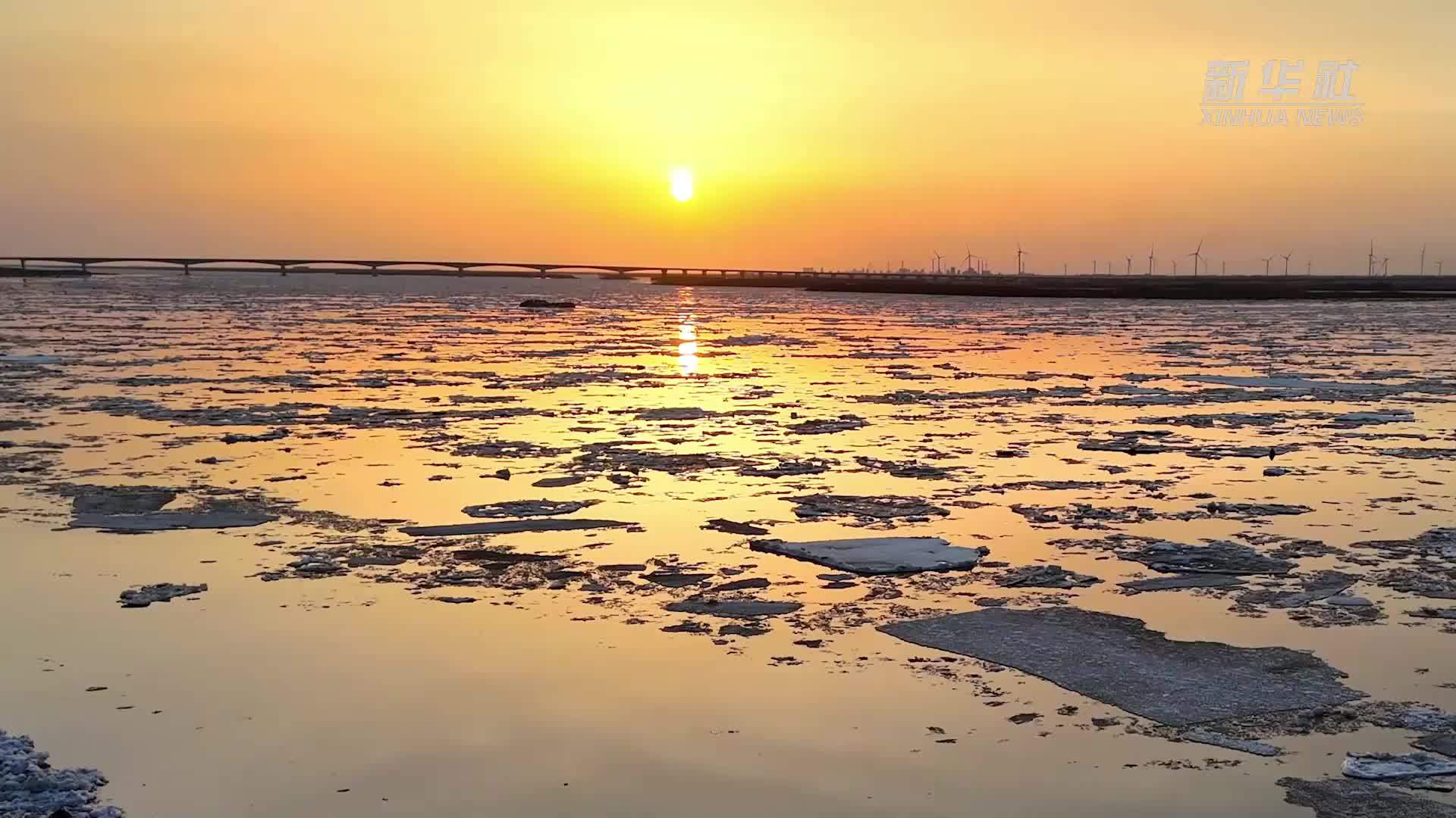 松花江流冰春景