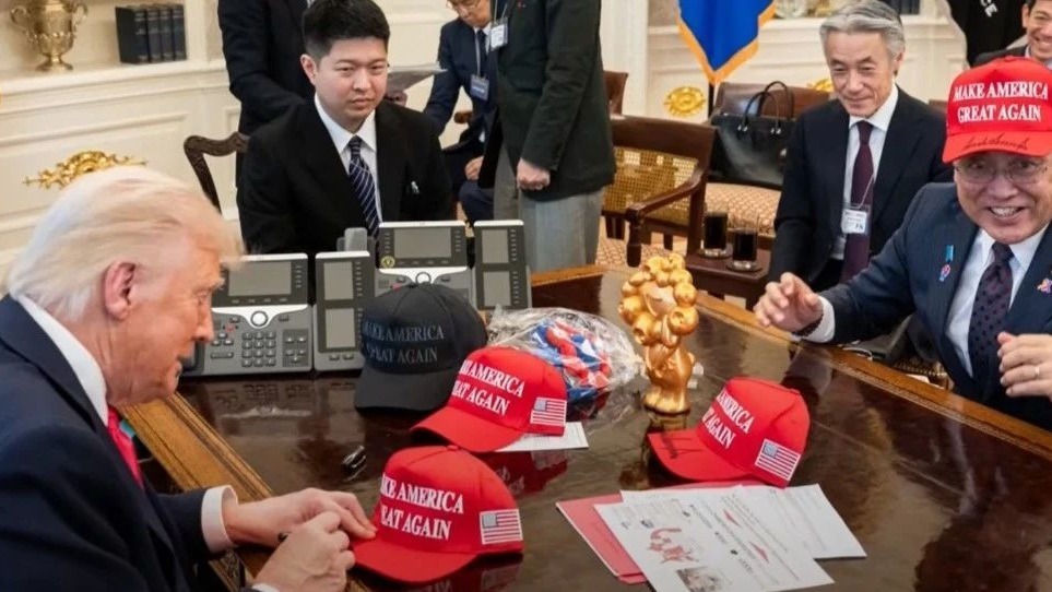 日代表送特朗普一件特殊礼物，“中国制造”