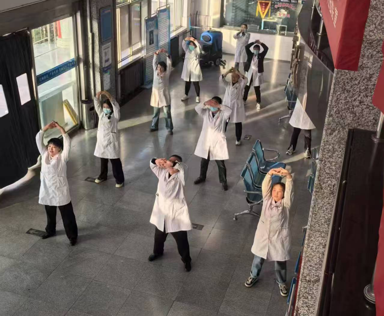 医生患者齐练八段锦 华亭人花式养生治未病