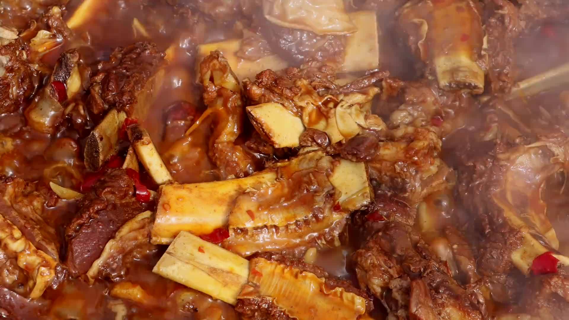 680买一扇黄牛排，食叔秘制泡椒牛排，出锅直接上手啃，过瘾