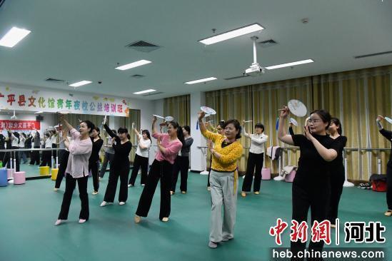 图为青年夜校舞蹈公益课程。 孙雨蝶 摄