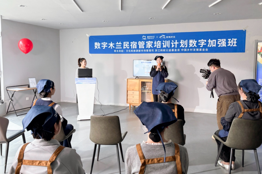 图：张晓敏为学员进行培训