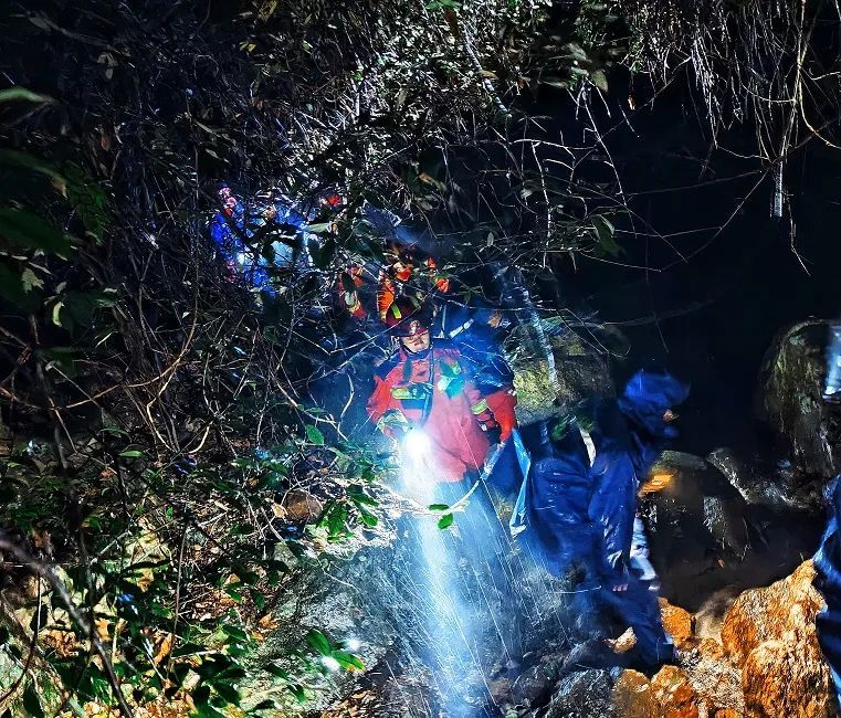 救援人员营救被困“驴友”