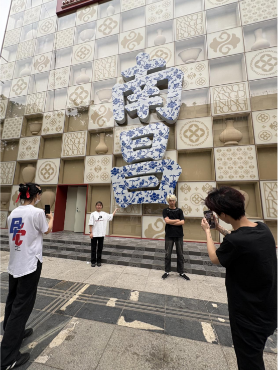 南昌八一广场附近突现巨幅城市地标 新晋打卡点引爆文旅热潮