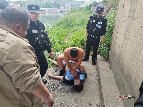 邓辉在对落水少年进行心肺复苏（受访者 供图）