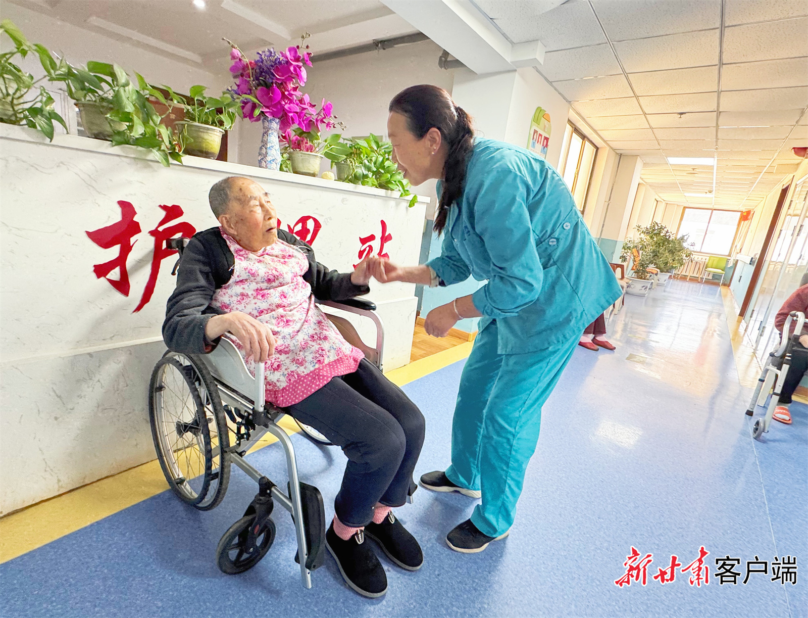 何存梅陪老人做手指操　新甘肃·甘肃日报记者　李永萍　摄