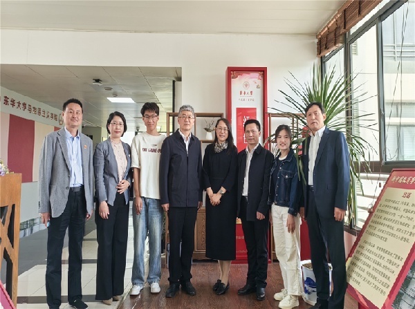 阮爱民一行看望学校毕业生、东华大学在读研究生