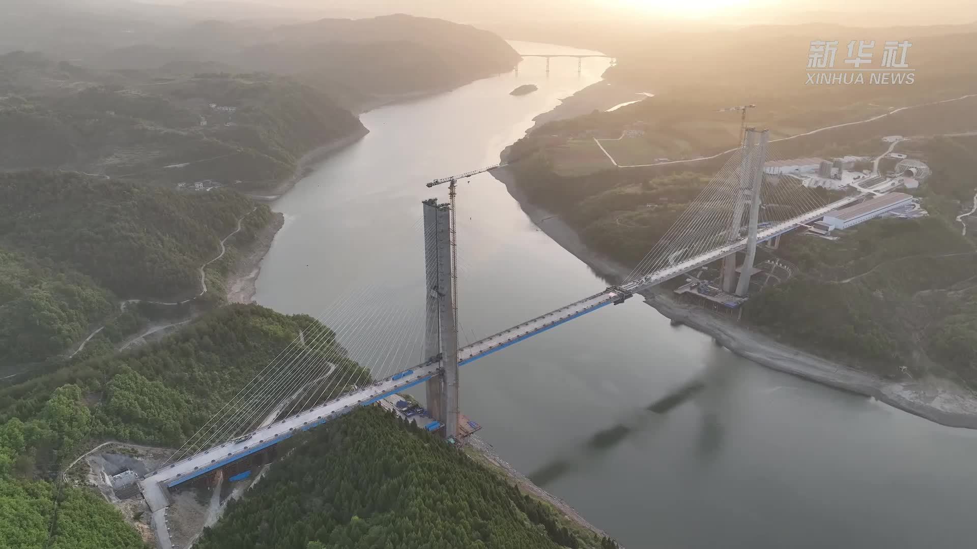 西安至十堰高铁汉江特大桥顺利合龙