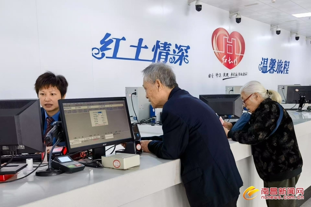 图为旅客在南昌站购买火车票。