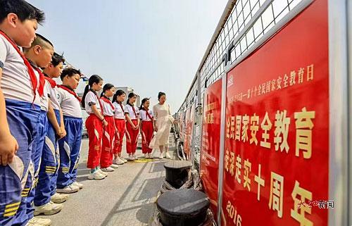 4月11日，湖口县委办公室联合县教体局组织学生走进九江舰军事文化主题乐园，向学生普及国家安全相关知识。江南都市报全媒体记者王平摄