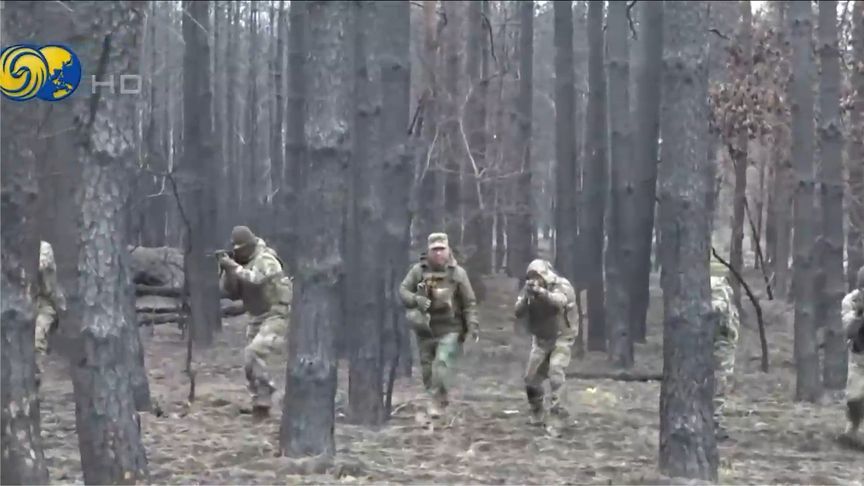 库尔斯克前线俄军实施情景训练，模拟救助，营长在地下指挥所指挥