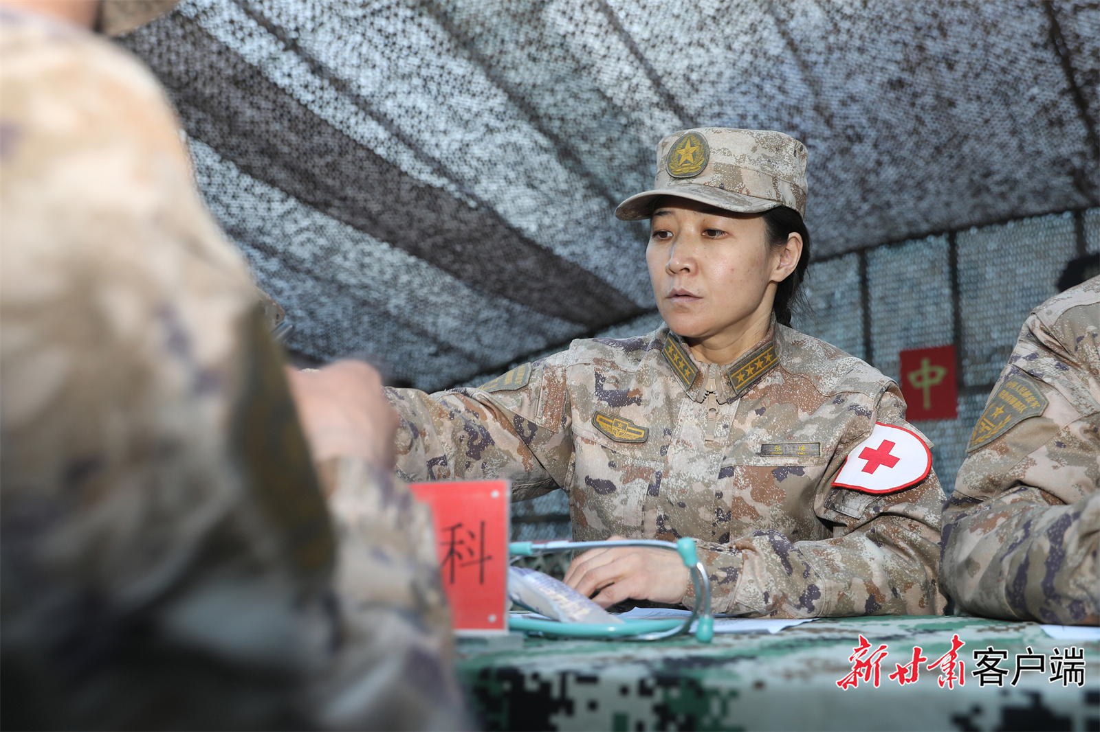 张瑛到边防哨所进行巡诊，图为张瑛为边防战士看病（孟钊 摄）.jpg