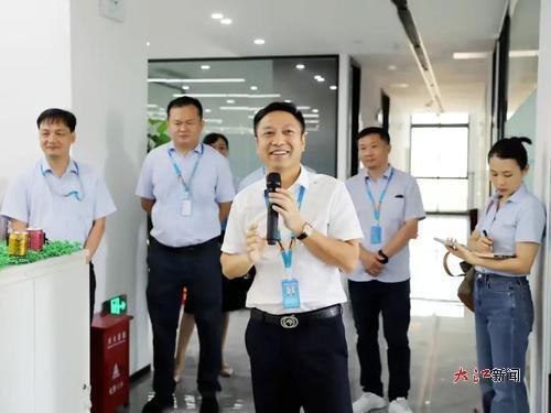 刘昊(中)在工作中(受访者供图)