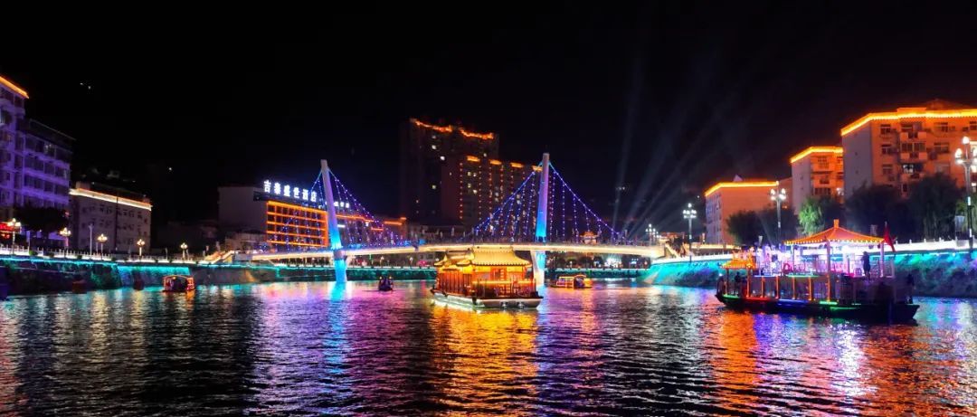 （岚河夜画景区多彩灯光 ）
