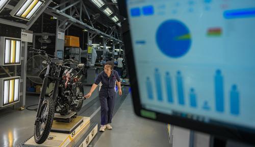 位于巴南区的重庆宗申机车工业制造有限公司,高端摩托车生产数字化车间的一显示屏显示着车间生产信息。记者 张锦辉 摄