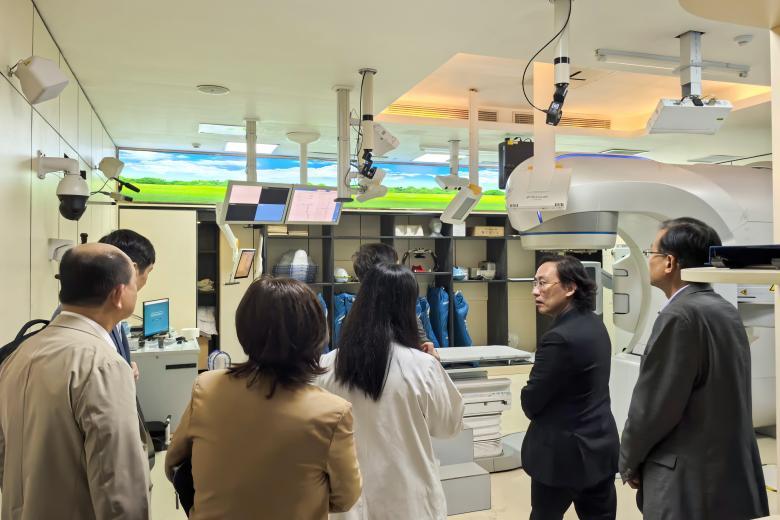 图:参观深圳市人民医院肿瘤放疗中心